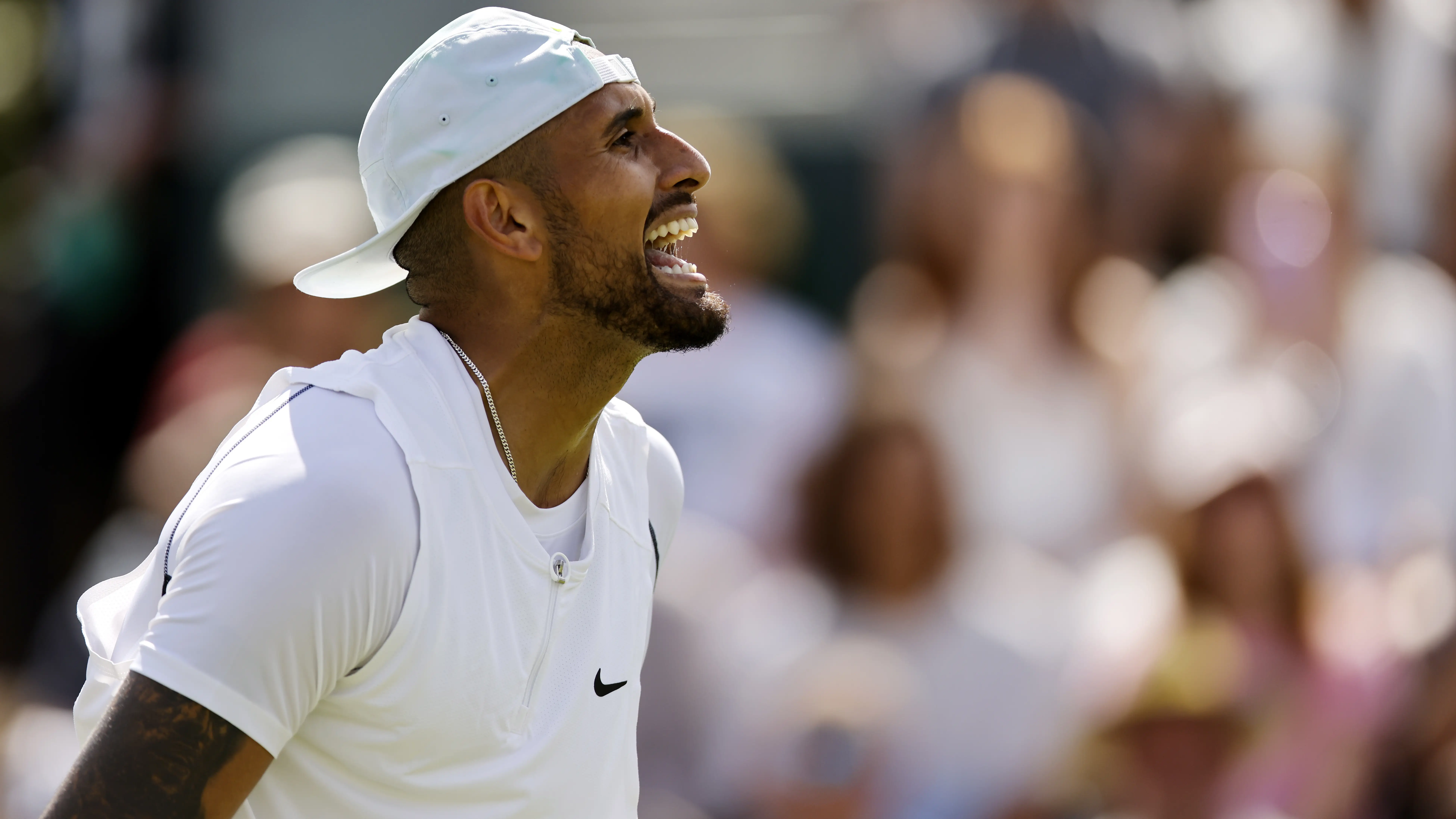 Nick Kyrgios gesticula durante su debut en Wimbledon