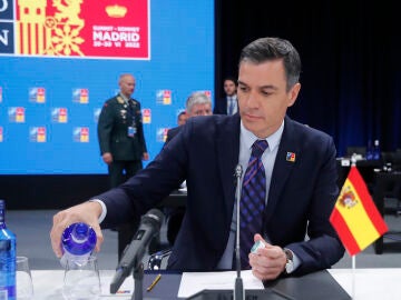 El presidente del Gobierno, Pedro Sánchez (d), la primera reunión de la cumbre de la OTAN que se celebra este miércoles en el recinto de Ifema, en Madrid. 