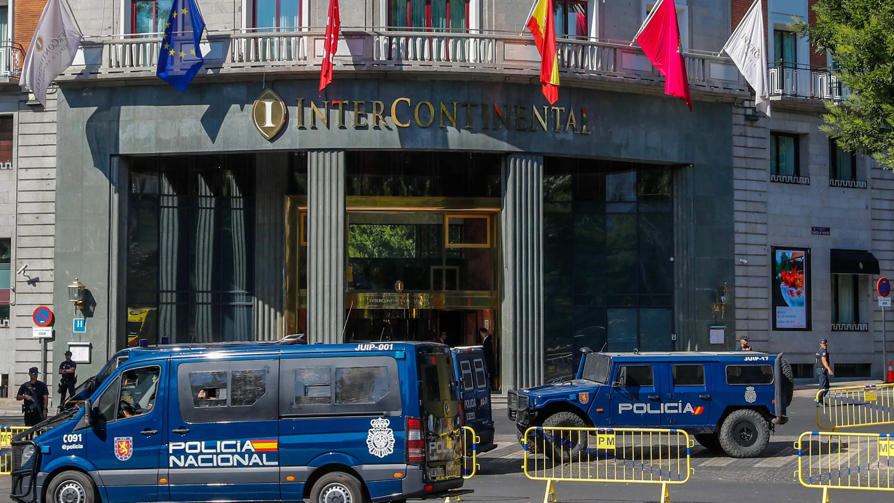 Vista de la fachada del Hotel Intercontinental de Madrid blindado este mi&eacute;rcoles por furgones de la Polic&iacute;a Nacional con motivo de la celebraci&oacute;n de la Cumbre de la OTAN en la capital.