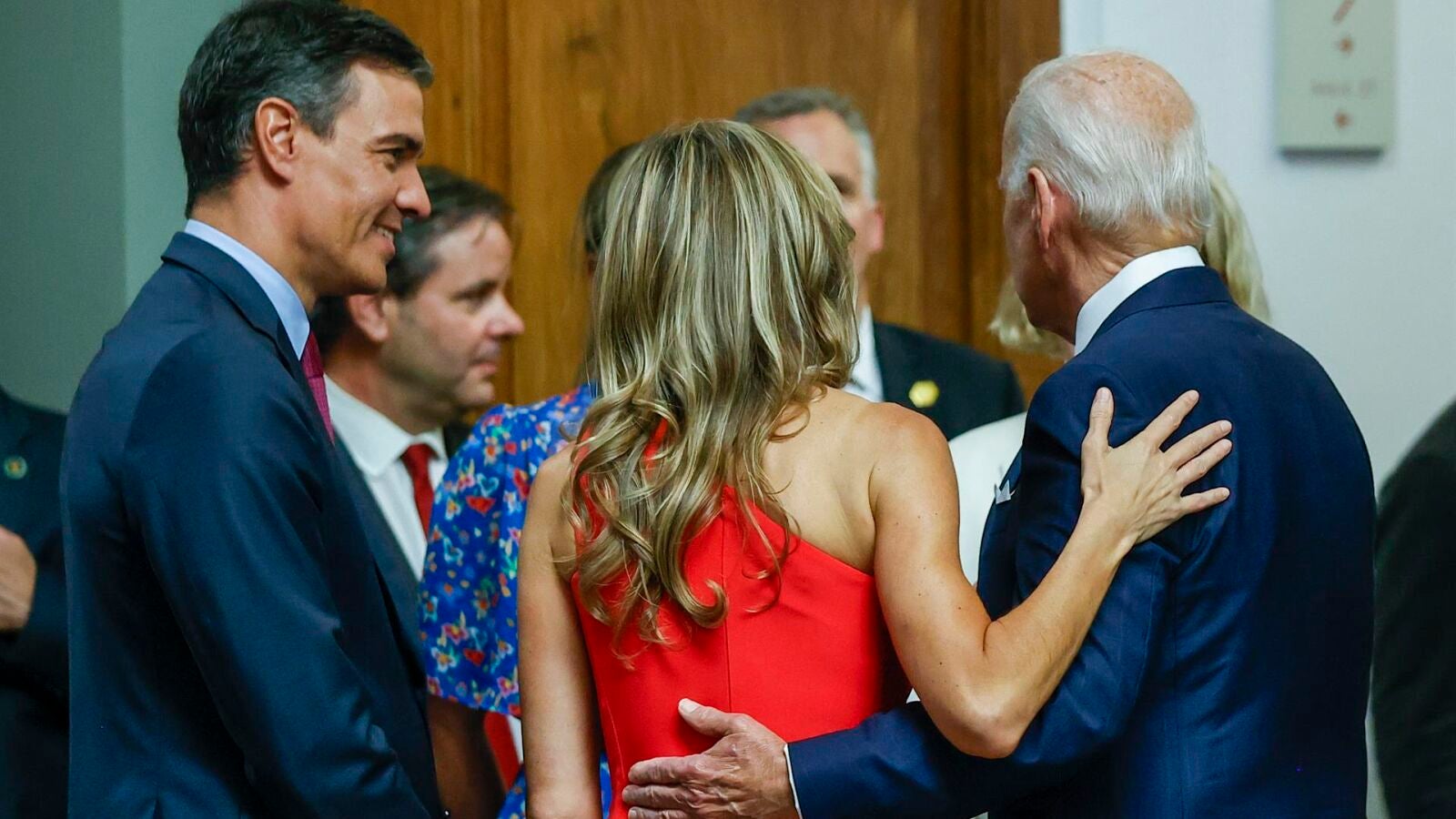 El abrazo de Joe Biden y Begoña Gómez, una de las imágenes más comentadas de la cena en el Museo del Prado