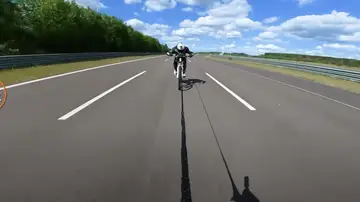¡A 272 km/h sobre una bicicleta! El espectacular récord Guinness de Elias Schwärzler