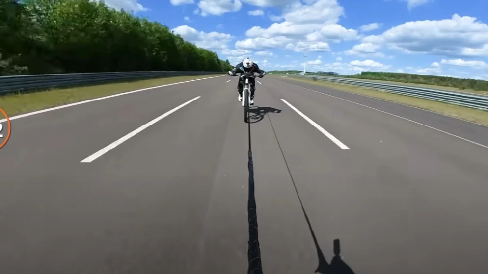 ¡A 272 km/h sobre una bicicleta! El espectacular récord Guinness de Elias Schwärzler ¡A 272 km/h sobre una bicicleta! El espectacular récord Guinness de Elias Schwärzler