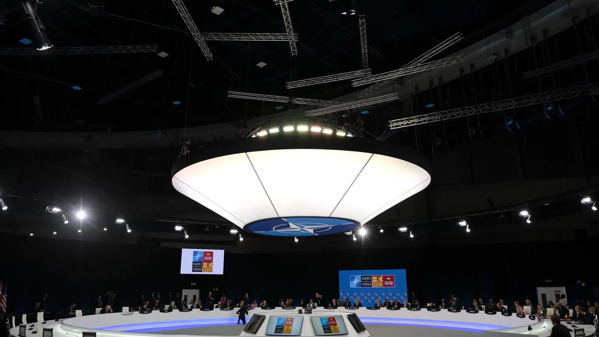 Salón de reuniones de la Cumbre de la OTAN Salón de reuniones de la Cumbre de la OTAN