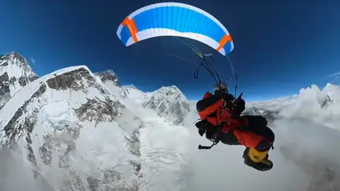 Así ha sido el primer vuelo en parapente sobre el Everest Así ha sido el primer vuelo en parapente sobre el Everest