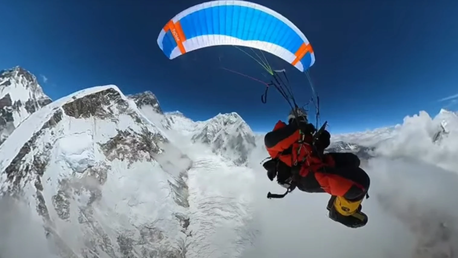 Así ha sido el primer vuelo en parapente sobre el Everest Así ha sido el primer vuelo en parapente sobre el Everest