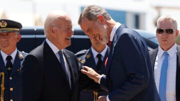Joe Biden y Felipe VI se saludan amigablemente