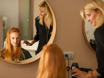 Chica con el pelo color blorange en la peluquería Chica con el pelo color blorange en la peluquería