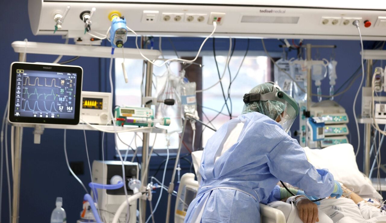 Una enfermera del hospital bilbaíno de Basurto, trata este martes a un paciente infectado por covid 19