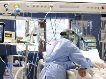 Una enfermera del hospital bilbaíno de Basurto, trata este martes a un paciente infectado por covid 19