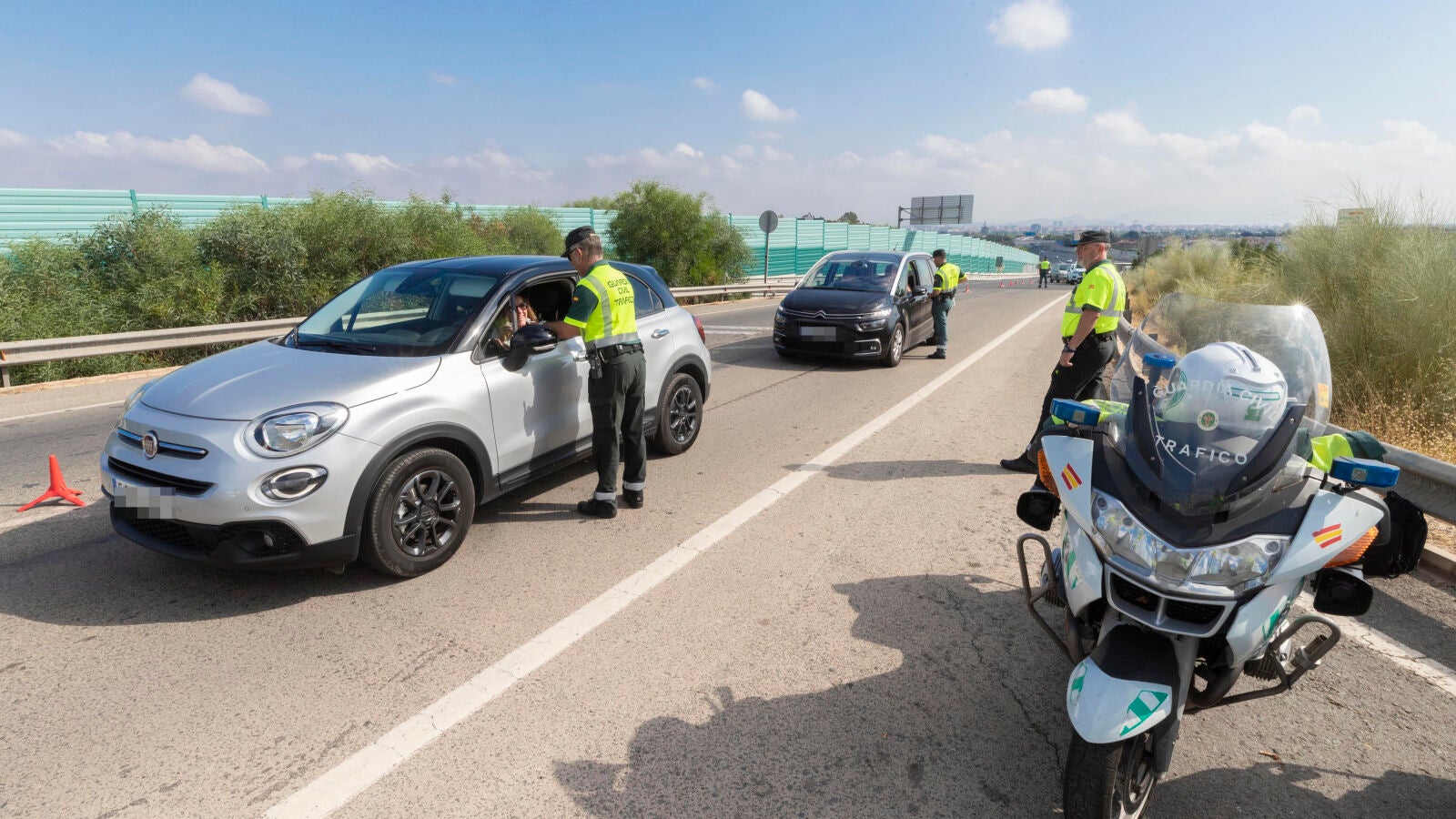 El Partido Popular, Vox y Ciudadanos se concentran en Pamplona en apoyo a la Guardia Civil