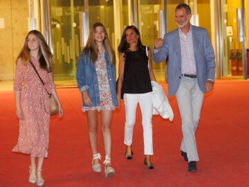 El rey Felipe, la reina Letizia y sus hijas, la princesa Leonor y la infanta Sofía