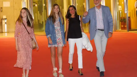 El rey Felipe, la reina Letizia y sus hijas, la princesa Leonor y la infanta Sofía El rey Felipe, la reina Letizia y sus hijas, la princesa Leonor y la infanta Sofía