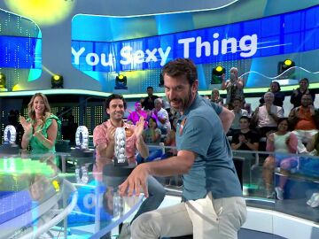 El momentazo de Arturo Valls bailando ‘You sexy thing’: ¡casi se marca un ‘full monty’! 