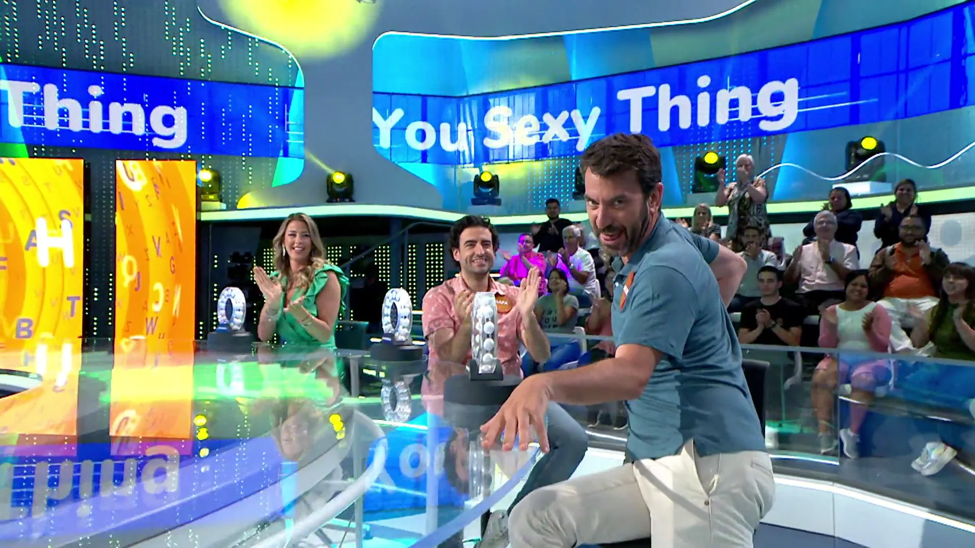 El momentazo de Arturo Valls bailando &lsquo;You sexy thing&rsquo;: &iexcl;casi se marca un &lsquo;full monty&rsquo;! 
