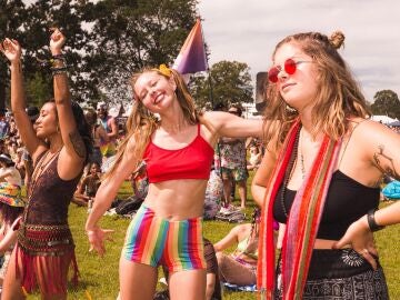 Chicas celebrando el Orgullo