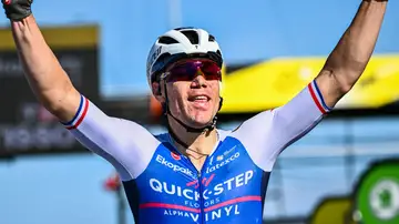 Jakobsen se impone al sprint en la 2º etapa y Van Aert es el nuevo líder del Tour de Francia Jakobsen se impone al sprint en la 2º etapa y Van Aert es el nuevo líder del Tour de Francia