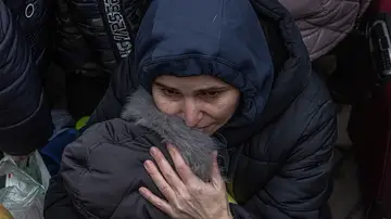 Una madre con su hijo trata de huir de Kiev