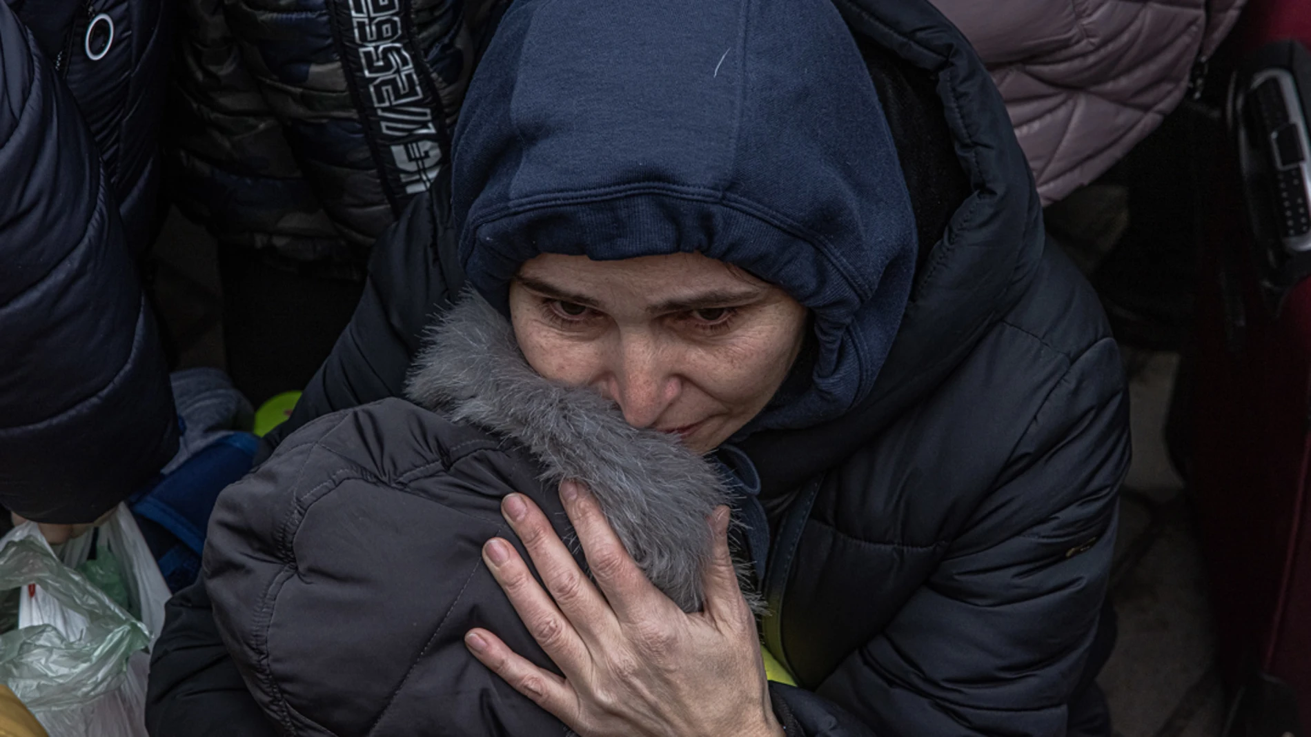 Una madre con su hijo trata de huir de Kiev