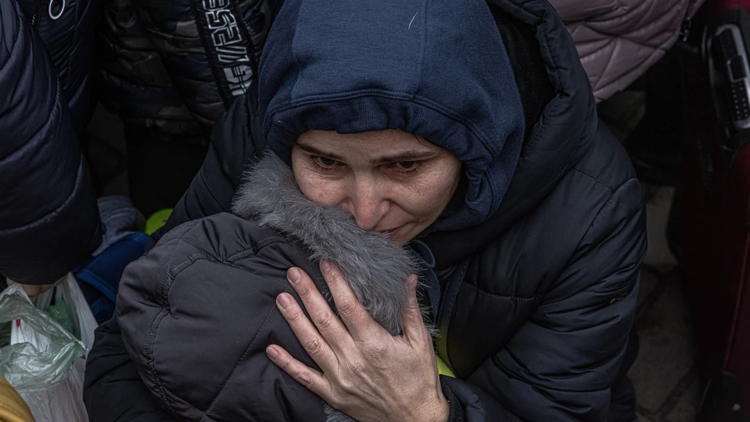 Una madre con su hijo trata de huir de Kiev Una madre con su hijo trata de huir de Kiev