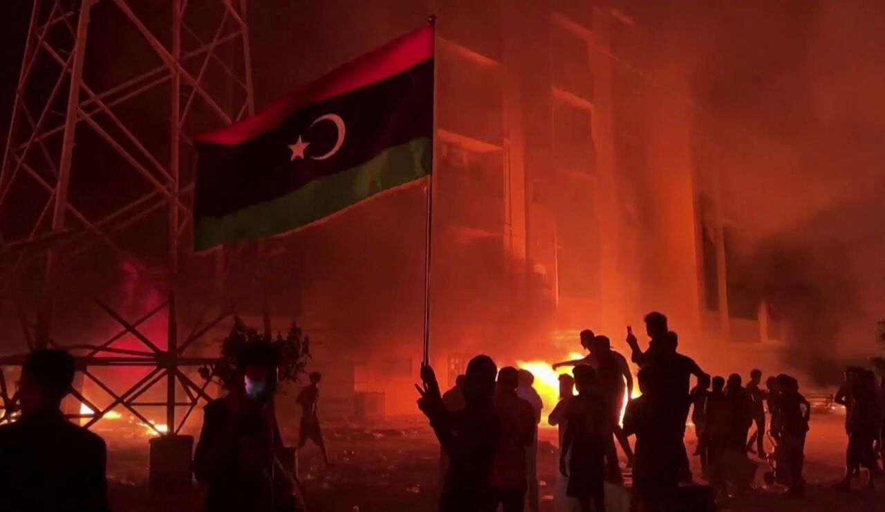 Manifestantes libios incendian el Parlamento para exigir su disolución y la celebración de elecciones