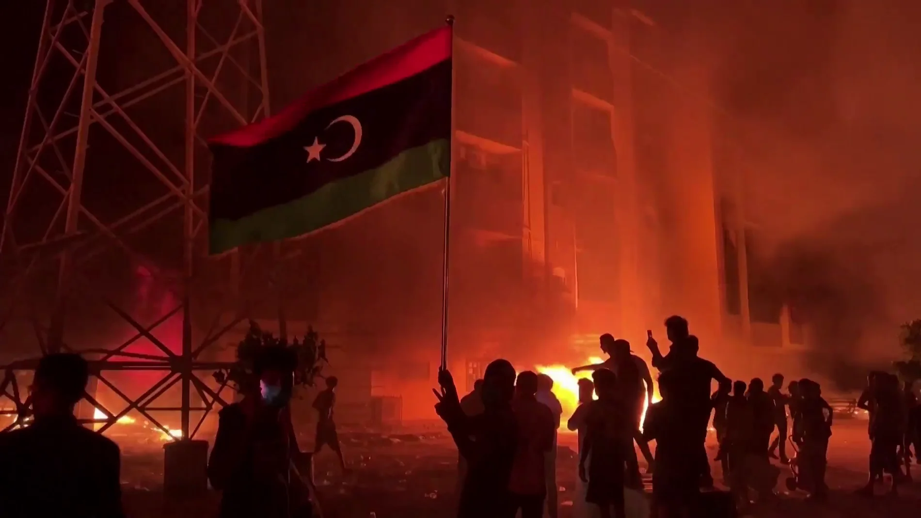 Manifestantes libios incendian el Parlamento para exigir su disolución y la celebración de elecciones