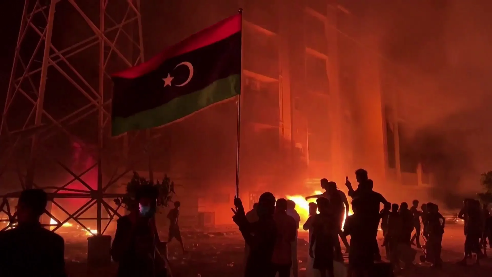 Manifestantes libios incendian el Parlamento para exigir su disoluci&oacute;n y la celebraci&oacute;n de elecciones