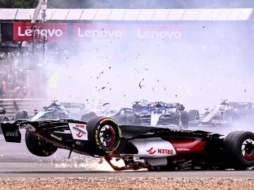 Uno de los accidentes más espeluznantes de la historia de la F1: el halo salvó la vida de Zhou en Silverstone