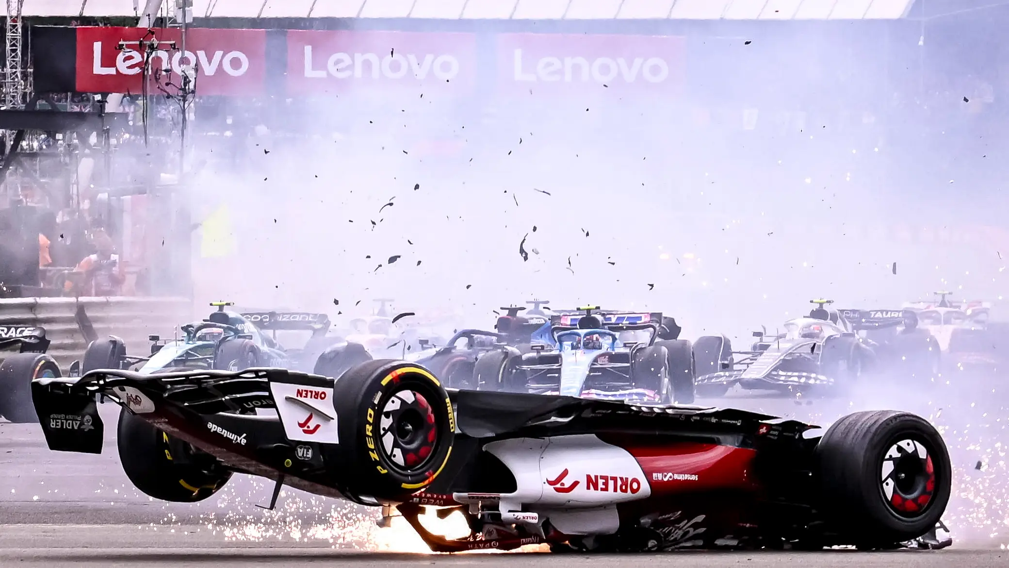 Uno de los accidentes más espeluznantes de la historia de la F1: el halo salvó la vida de Zhou en Silverstone Uno de los accidentes más espeluznantes de la historia de la F1: el halo salvó la vida de Zhou en Silverstone