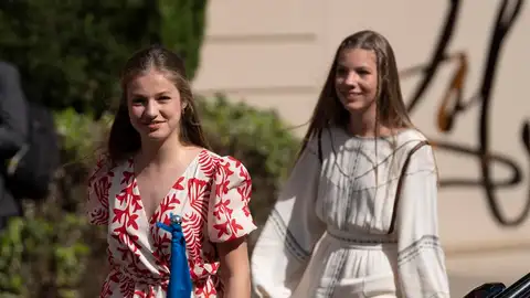 Aplausos y abucheos a la llegada de la princesa Leonor y la Infanta Sofía al Museo Dalí Aplausos y abucheos a la llegada de la princesa Leonor y la Infanta Sofía al Museo Dalí