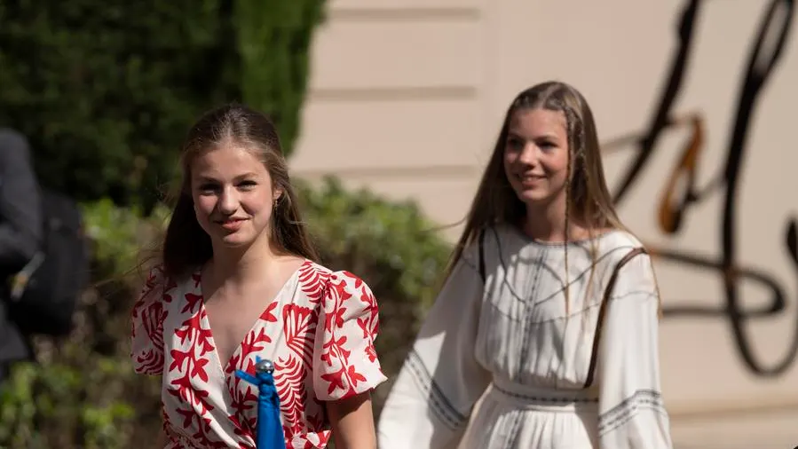 Aplausos y abucheos a la llegada de la princesa Leonor y la Infanta Sof&iacute;a al Museo Dal&iacute;