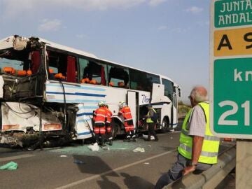 Uno de los autobuses que ha colisionado en Moraleda Zafayona