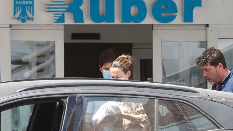 Claudia Osborne tras recibir el alta hospitalaria por dar a luz a Micaela