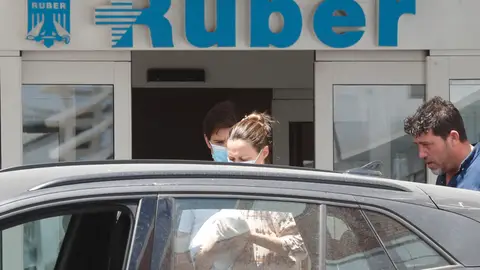 Claudia Osborne tras recibir el alta hospitalaria por dar a luz a Micaela Claudia Osborne tras recibir el alta hospitalaria por dar a luz a Micaela