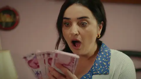 Şengül se queda con el dinero que le entregó Suzan para sus sobrinos Şengül se queda con el dinero que le entregó Suzan para sus sobrinos