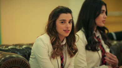 Melisa invita a su fiesta de cumpleaños a los hermanos Eren ante la sorpresa de Doruk y sus amigos