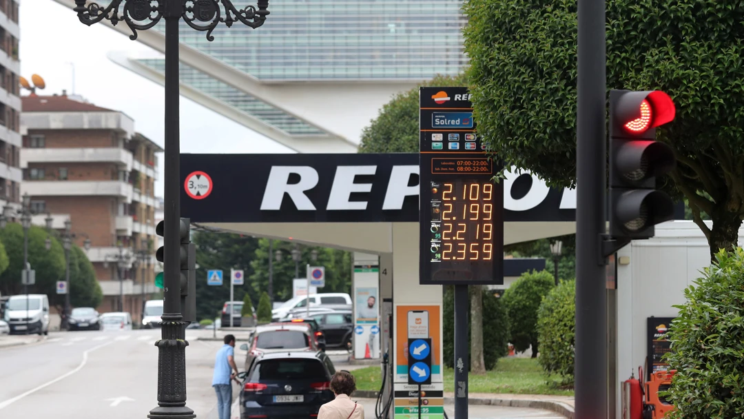 Vista de una gasolinera en Oviedo, en una fotograf&iacute;a de archivo.