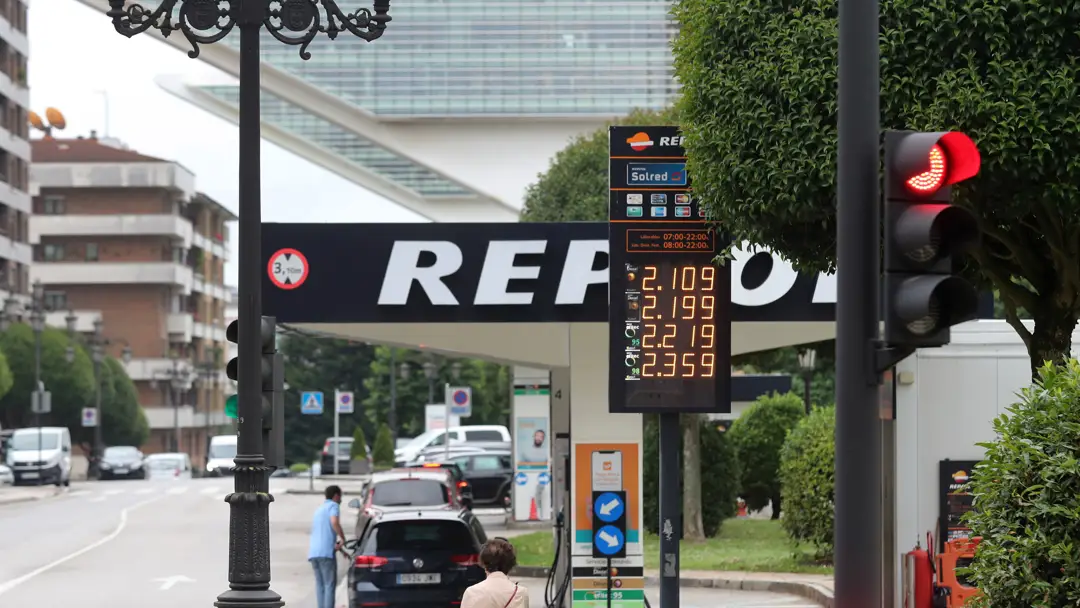 Vista de una gasolinera en Oviedo, en una fotografía de archivo. Vista de una gasolinera en Oviedo, en una fotografía de archivo.