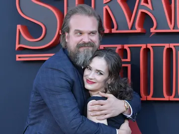 Winona Ryder y David Harbour, Joyce y Hopper en 'Stranger Things' Winona Ryder y David Harbour, Joyce y Hopper en 'Stranger Things'