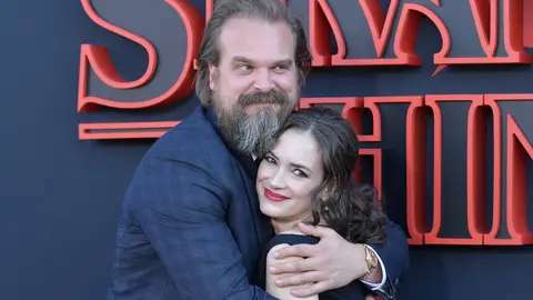 Winona Ryder y David Harbour, Joyce y Hopper en 'Stranger Things' Winona Ryder y David Harbour, Joyce y Hopper en 'Stranger Things'