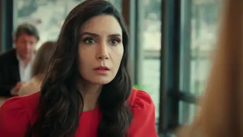 Nebahat le confiesa a Suzan que Akif le está siendo infiel con otra mujer: “Mi marido me engaña” Nebahat le confiesa a Suzan que Akif le está siendo infiel con otra mujer: “Mi marido me engaña”