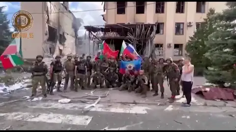El ejército de Putin celebra su victoria en Lugansk El ejército de Putin celebra su victoria en Lugansk