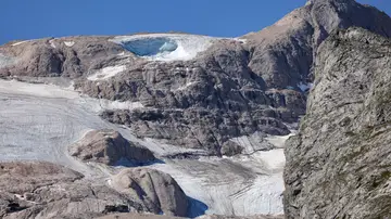 Imagen de hoy del glaciar que se derrumbó este domingo provocando una avalancha en la montaña Marmolada en los Dolomitas (Alpes italianos) Imagen de hoy del glaciar que se derrumbó este domingo provocando una avalancha en la montaña Marmolada en los Dolomitas (Alpes italianos)