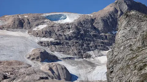 Imagen de hoy del glaciar que se derrumbó este domingo provocando una avalancha en la montaña Marmolada en los Dolomitas (Alpes italianos) Imagen de hoy del glaciar que se derrumbó este domingo provocando una avalancha en la montaña Marmolada en los Dolomitas (Alpes italianos)