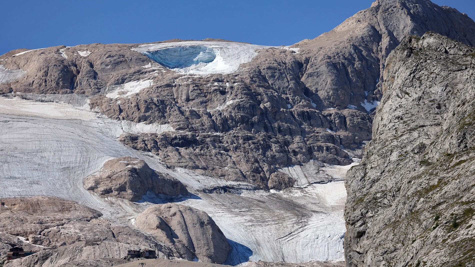 Imagen de hoy del glaciar que se derrumbó este domingo provocando una avalancha en la montaña Marmolada en los Dolomitas (Alpes italianos) 
