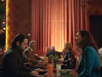 Esta noche en 'Inocentes': Anil y Esra van a cenar juntos: ¿Irá bien su primera cita? 