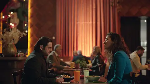 Esta noche en 'Inocentes': Anil y Esra van a cenar juntos: ¿Irá bien su primera cita? Esta noche en 'Inocentes': Anil y Esra van a cenar juntos: ¿Irá bien su primera cita?