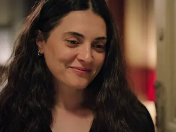 Han le pide a Ceylan que se case con él, pero se va corriendo antes de saber su respuesta Han le pide a Ceylan que se case con él, pero se va corriendo antes de saber su respuesta