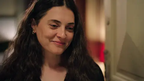 Han le pide a Ceylan que se case con él, pero se va corriendo antes de saber su respuesta Han le pide a Ceylan que se case con él, pero se va corriendo antes de saber su respuesta