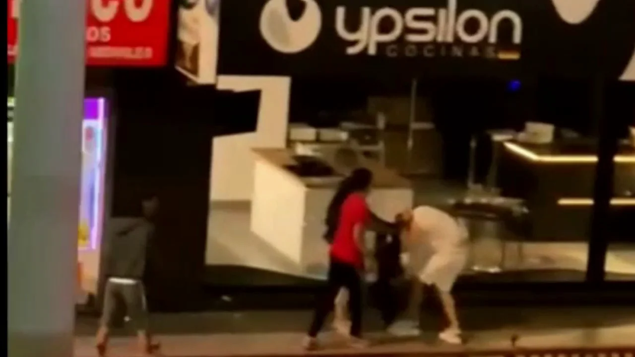 Pide una ambulancia a gritos tras presenciar la agresión de dos menores a un joven tras el desfile de carnaval en Las Palmas Pide una ambulancia a gritos tras presenciar la agresión de dos menores a un joven tras el desfile de carnaval en Las Palmas
