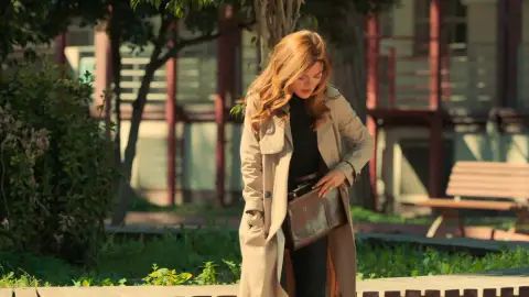 Züleyha le roba el bolso a Lütfiye con la carta donde habla de Adnan Yaman Züleyha le roba el bolso a Lütfiye con la carta donde habla de Adnan Yaman